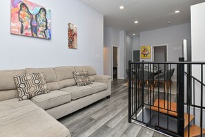 Smart TV - Times Square Stylish 5-Bedroom, 3-Bath Chic Duplex Apartment (New York)
