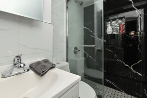 Bruser, hårtørrer, håndklæder, Sæbe