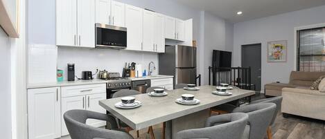 Frigorifero, microonde, forno, piano cottura