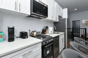 Fridge, microwave, oven, stovetop - Times Square Stylish 5-Bedroom, 3-Bath Chic Duplex Apartment (New York)
