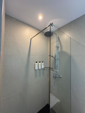 Towels, soap, shampoo, toilet paper - Modern 2-Bedroom with Balcony – Near St. Julian’s (Is-Swieqi)