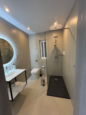 Serviettes fournies, savon, shampoing, papier toilette