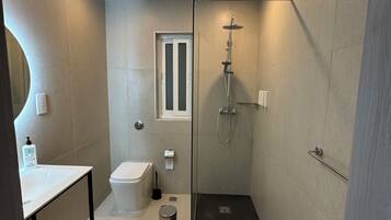 Serviettes fournies, savon, shampoing, papier toilette