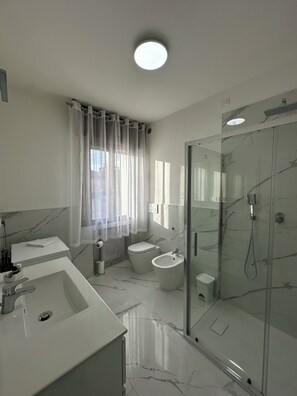 Shower, hair dryer, bidet, towels - Elegance and Comfort:Luxury Apartments for a Dream Vacation (Vicenza)