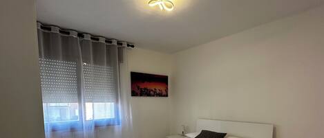 1 slaapkamer, een strijkplank/strijkijzer, wifi, beddengoed