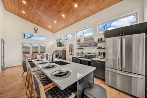 Fridge, microwave, oven, stovetop - Location, Location, Location! New Hidden Gem - Close to All the Top Attractions! (Pigeon Forge)