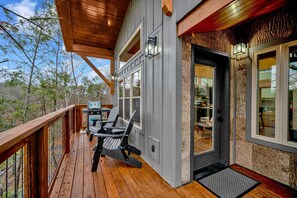 Outdoor dining - Location, Location, Location! New Hidden Gem - Close to All the Top Attractions! (Pigeon Forge)