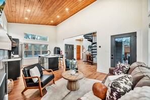 Smart TV, fireplace - Location, Location, Location! New Hidden Gem - Close to All the Top Attractions! (Pigeon Forge)