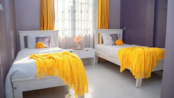 3 quartos, escrivaninha, ferros/tábuas de passar roupa