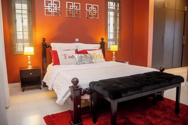 3 soverom, skrivebord, strykejern/-brett og wi-fi (mot et tillegg)