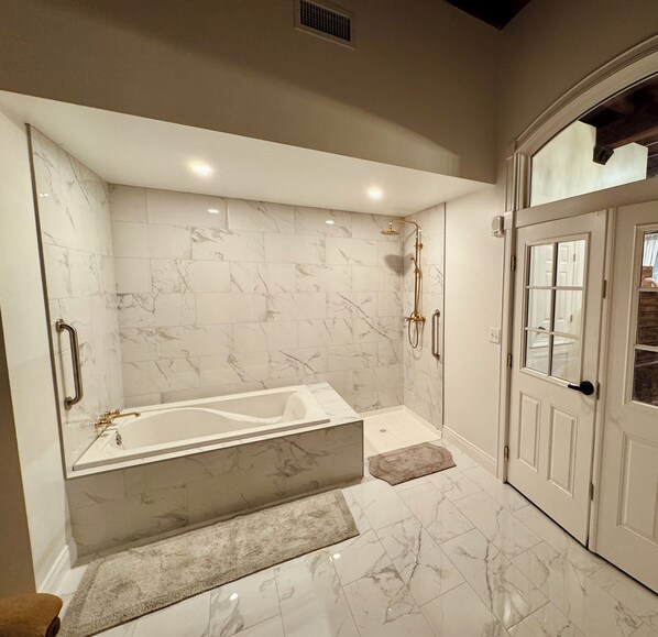 Secadora de cabello, toallas, jabón, papel de baño 