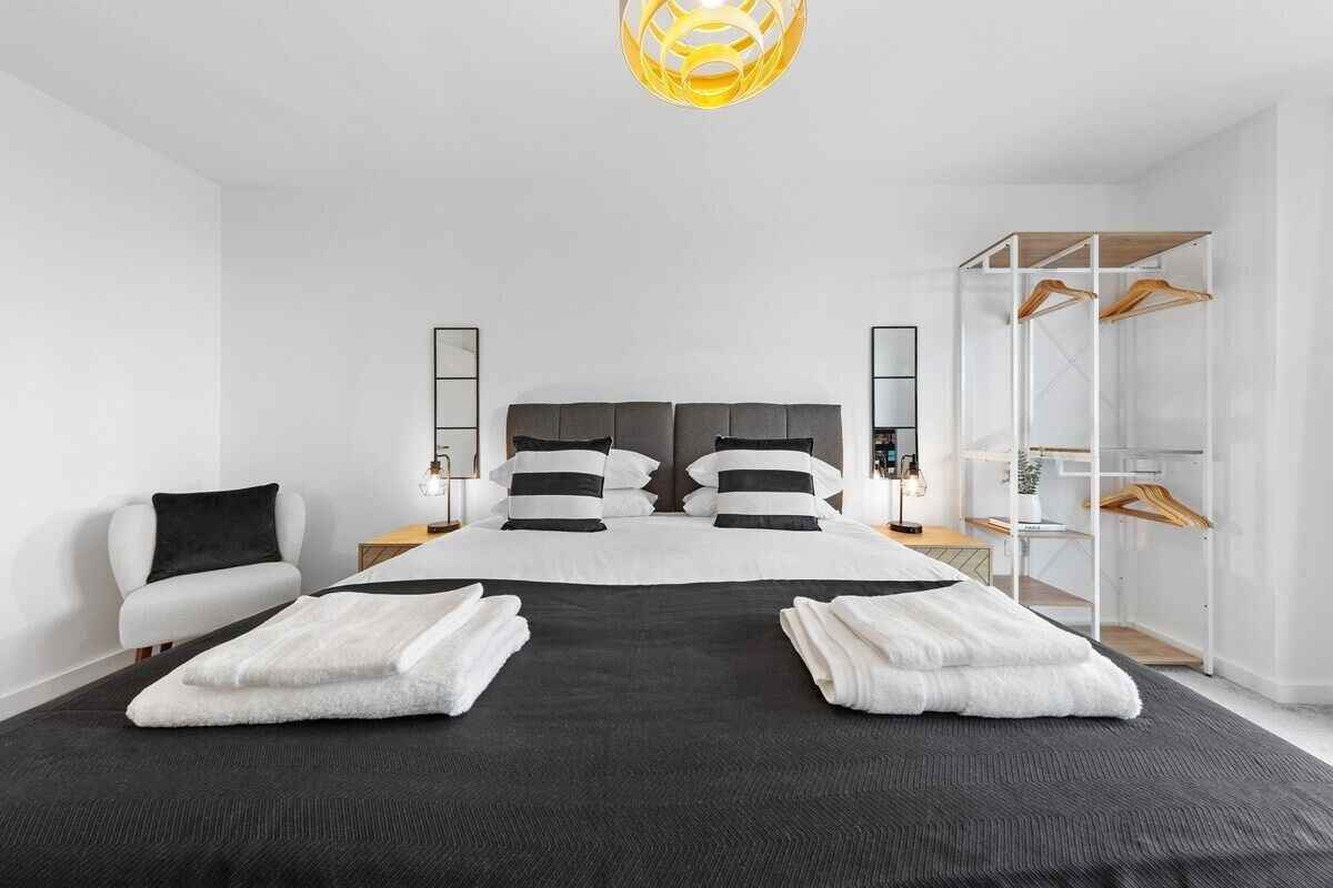 3 bedrooms, iron/ironing board, internet, bed sheets