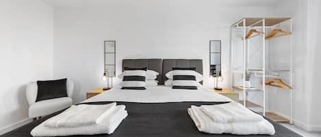 3 habitaciones, tabla de planchar con plancha, internet y ropa de cama