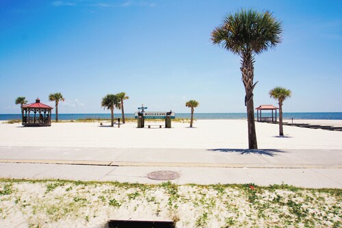 DT OS + Pool + Walk to Front Beach, By WKNDR