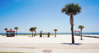 DT OS + Pool + Walk to Front Beach, By WKNDR