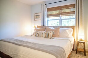 2 bedrooms, desk, travel cot, WiFi - DT OS + Pool + Walk to Front Beach, By WKNDR (Ocean Springs)