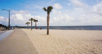 Steps to Beach, Downtown 2BR, Pool by WKNDR Getaways