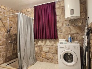 Sèche-cheveux, serviettes fournies, savon, papier toilette