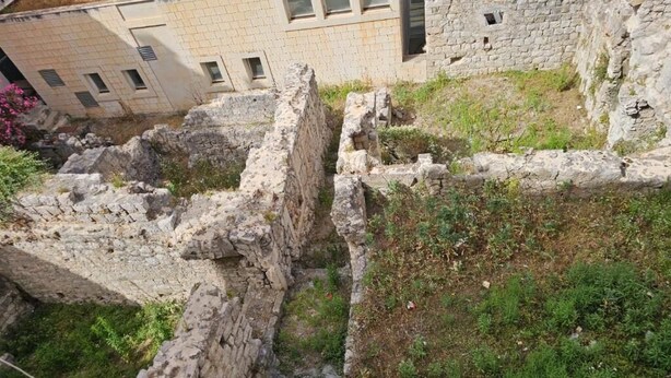 Ancient ruins with stone walls and a grassy area. - Three-bedroom apartment with balcony (Dubrovnik)