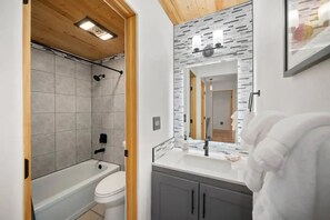 Secadora de cabello, toallas, jabón, papel de baño 