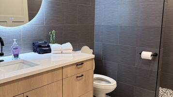 Ducha, secador de pelo, toallas, jabón