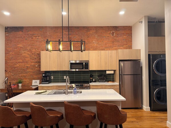 Jääkaappi, mikroaaltouuni, uuni, liesi