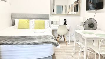 Classic Studio, 1 King Bed | Iron/ironing board, free WiFi