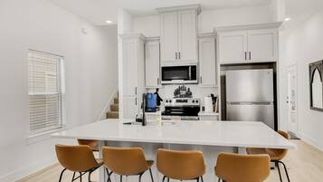 KĂŒhlschrank, Mikrowelle, Ofen, Herdplatte