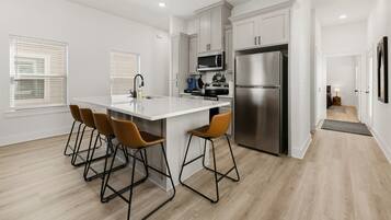 KĂŒhlschrank, Mikrowelle, Ofen, Herdplatte