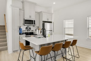 Fridge, microwave, oven, stovetop - Aspen: New Home, 2mi A&M/Walk to Legends Evnt Cntr (Bryan)