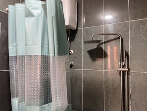 シャワー、タオル、石鹸、トイレットペーパー