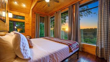 1 Schlafzimmer, Zimmersafe, Schreibtisch, Bügeleisen/Bügelbrett