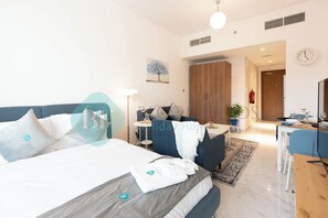 Caja de seguridad en la habitación y tabla de planchar con plancha 