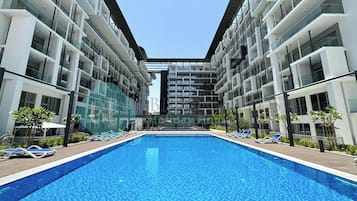 Una piscina al aire libre