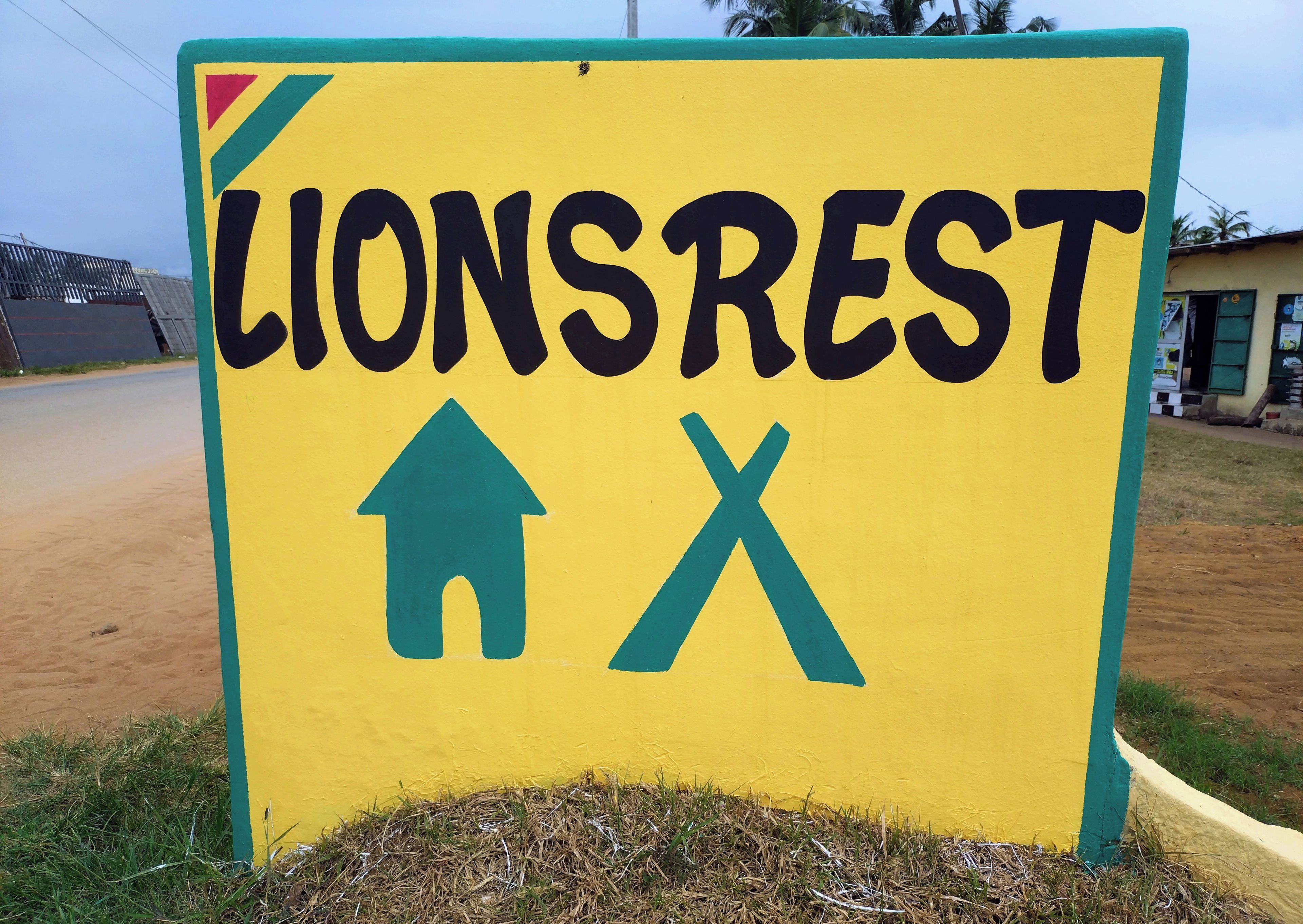 En skylt med ordet ”LIONSREST” och pilar som visar riktningen.