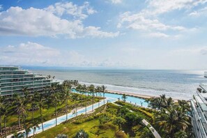 Un resort con piscina, playa y vista al océano.
