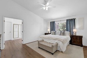 4 Schlafzimmer, Schreibtisch, Bügeleisen/Bügelbrett, Reisekinderbett