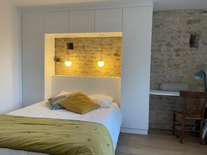 2 slaapkamers, een bureau, een strijkplank/strijkijzer, wifi