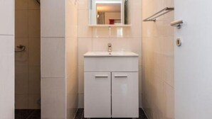 Shower, hair dryer, towels - Modern Apartments in Zadar with Private Terrace - Studio Apartment with Terrace (Zadar)