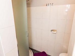 Dusj, hårføner og håndklær