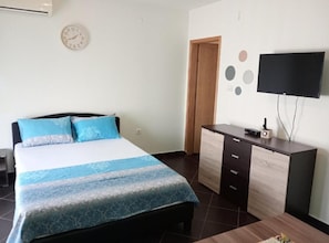 Tabla de planchar con plancha, internet y ropa de cama 