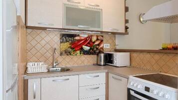 Kylskåp, ugn, spishäll och brödrost