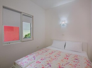 1 habitación, tabla de planchar con plancha, internet y ropa de cama