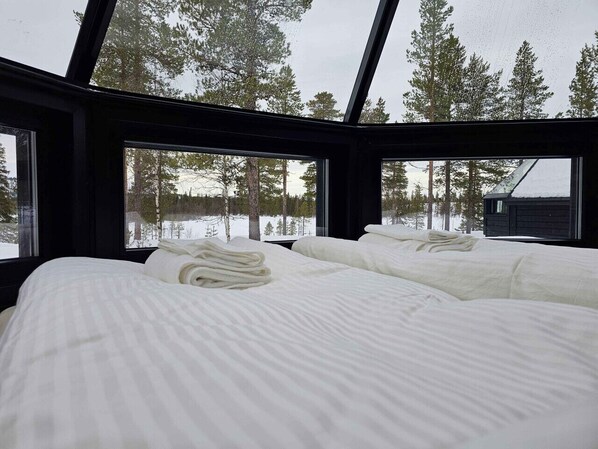 1 bedroom, bed sheets