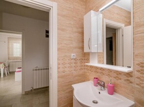 Douche, sèche-cheveux, serviettes fournies