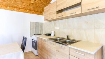 Fridge, oven, stovetop, cookware/dishes/utensils