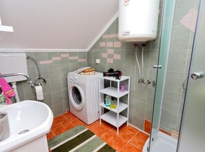 Suihku, hiustenkuivaaja, pyyhkeet