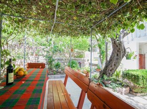 Outdoor dining - Petrovac Serenity Stay Near the Beach - Standard Double Room (Petrovac na Moru)