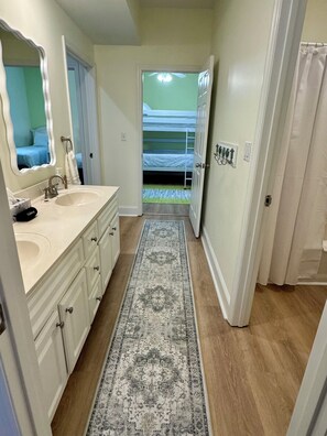 Secadora de cabello, toallas, jabón