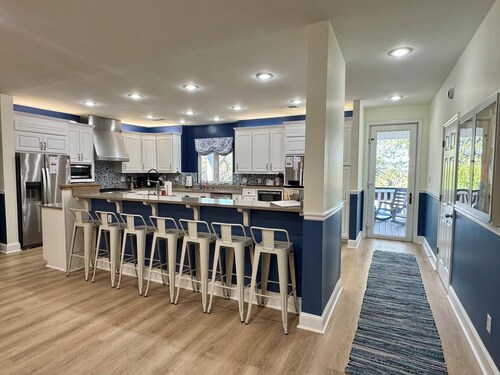 In the Heart of Fripp Isl. Short walk to Beach, Hot tub, cards avail, sleeps 31!